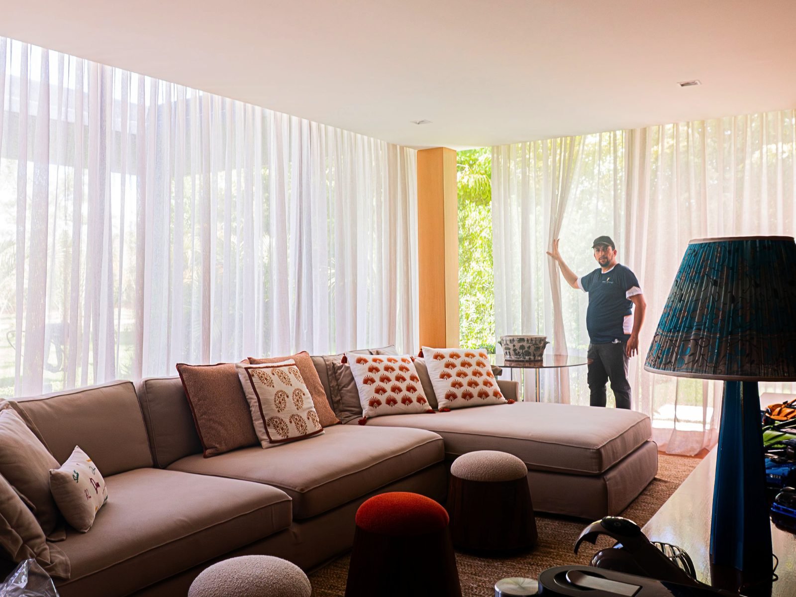 Sala de estar com as cortinas de voil recolocadas no trilho
